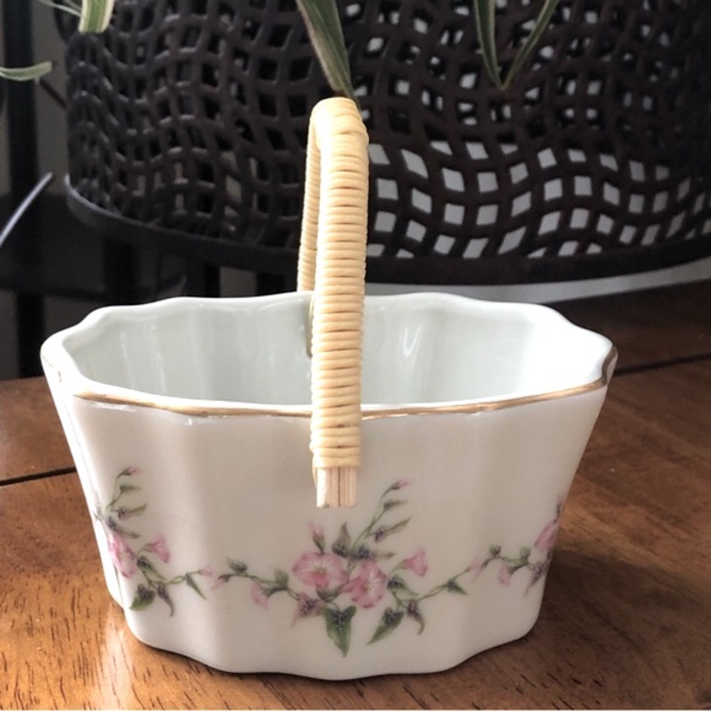RUSS Berrie & Co. Porcelain Floral Scalloped Trinket Basket Made in Japan 4449